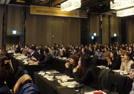 16일 서울 동대문에서 진행된 KB자산관리로드쇼에서 임직원 300여명이 참여해 교육을 듣고 있다. KB금융지주 제공